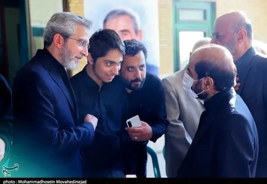 تصویر نوه رهبر شهید در یک مراسم ختم تصویر نوه رهبر شهید در یک مراسم ختم