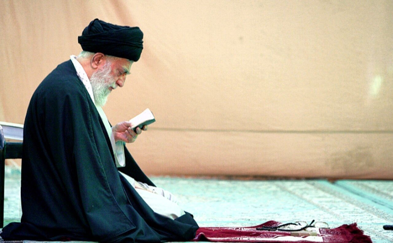 تصویری از رهبر شهید در حال نصب مدال افتخار بر سینه شهید سلیمانی/ قالیباف در لباس پاسداری در حضور رهبر شهید تصویری از رهبر شهید در حال نصب مدال افتخار بر سینه شهید سلیمانی/ قالیباف در لباس پاسداری در حضور رهبر شهید