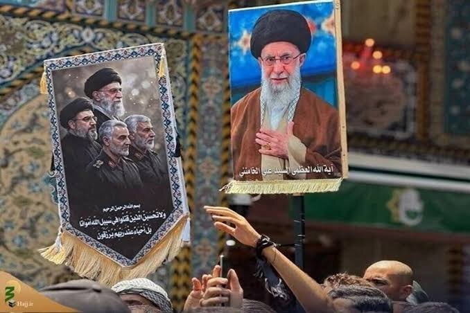 تصویری خاص از پیکرهای خانواده رهبر شهید در کنار حرم حضرت عباس(ع) تصویری خاص از پیکرهای خانواده رهبر شهید در کنار حرم حضرت عباس(ع)