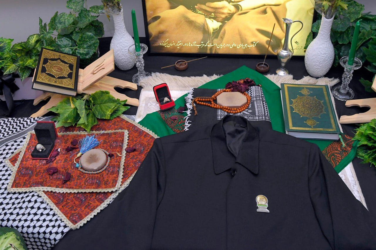 حسن روحانی در منزل شهید علی لاریجانی/ احوال پرسی با فرزند شهید/ لباس خادمی لاریجانی هم بود + تصاویر