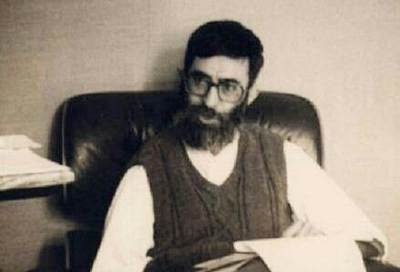 روایت رهبر شهید انقلاب از کودکی و قرآن خواندن مادر؛ جوان بودند و صدای خیلی خوبی هم داشتند، صبحها در خانه قرآن میخواند و ما دورشان جمع میشدیم… روایت رهبر شهید انقلاب از کودکی و قرآن خواندن مادر؛ جوان بودند و صدای خیلی خوبی هم داشتند، صبحها در خانه قرآن میخواند و ما دورشان جمع میشدیم…