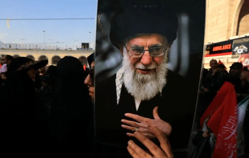 صفحات مجازی بازیگران،کارگردانان ،خوانندگان و… و وداع با رهبر شهید