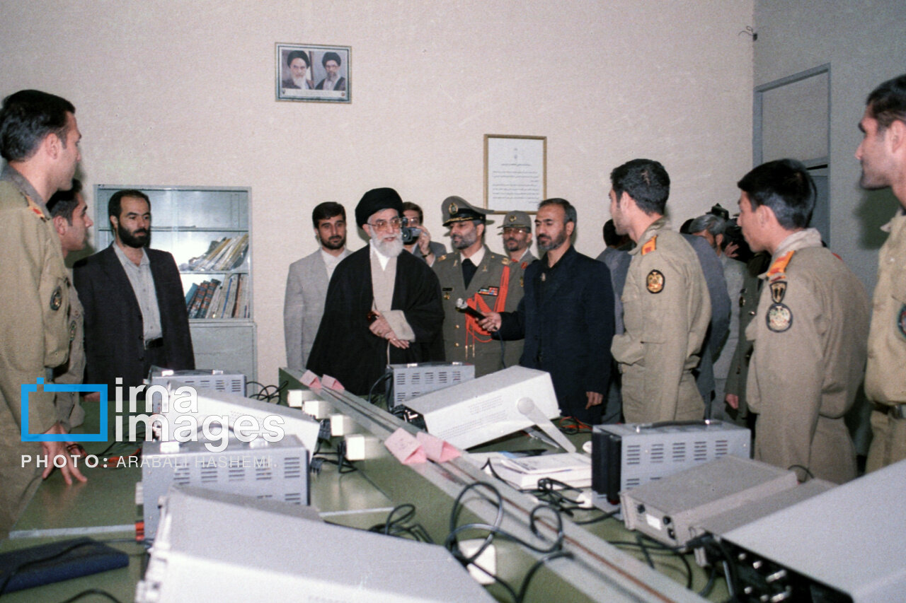 عکسی از جوانی های شهید سرلشکر موسوی در کنار رهبر شهید انقلاب در سال ۸۳/ او در کنار رهبری به شهادت رسید