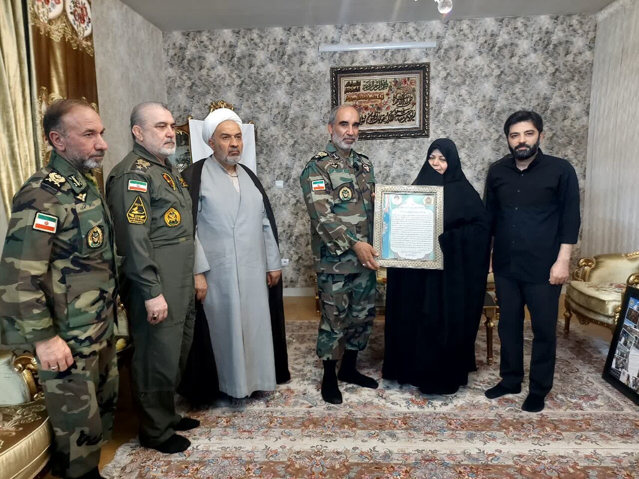 فرمانده نیروی زمینی ارتش با خانواده شهید سپهبد موسوی دیدار کرد فرمانده نیروی زمینی ارتش با خانواده شهید سپهبد موسوی دیدار کرد