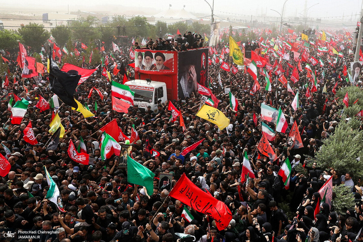 قابی از اشک های حاضران در مراسم تشییع پیکر رهبر شهید قابی از اشک های حاضران در مراسم تشییع پیکر رهبر شهید