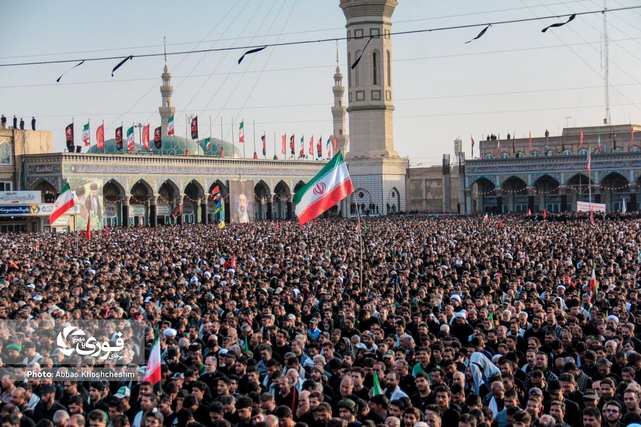 پلاکارد متفاوت یک جوان در مراسم تشییع پیکر رهبر شهید با کلیدواژه «علی‌الاصول» + عکس