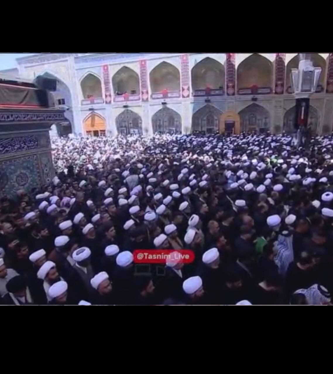 لحظه اقامه نماز بر پیکر رهبر شهید توسط آیت الله حکیم +عکس لحظه اقامه نماز بر پیکر رهبر شهید توسط آیت الله حکیم +عکس