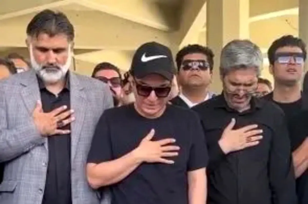 لحظه نماز خواندن داریوش فرضیایی بر پیکر مادرش/ویدیو لحظه نماز خواندن داریوش فرضیایی بر پیکر مادرش/ویدیو