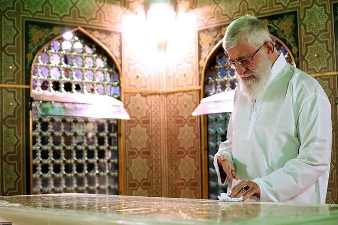 پایان بدرقه تاریخی / پیکر رهبر شهید انقلاب به امام رضا (ع) سپرده شد پایان بدرقه تاریخی / پیکر رهبر شهید انقلاب به امام رضا (ع) سپرده شد