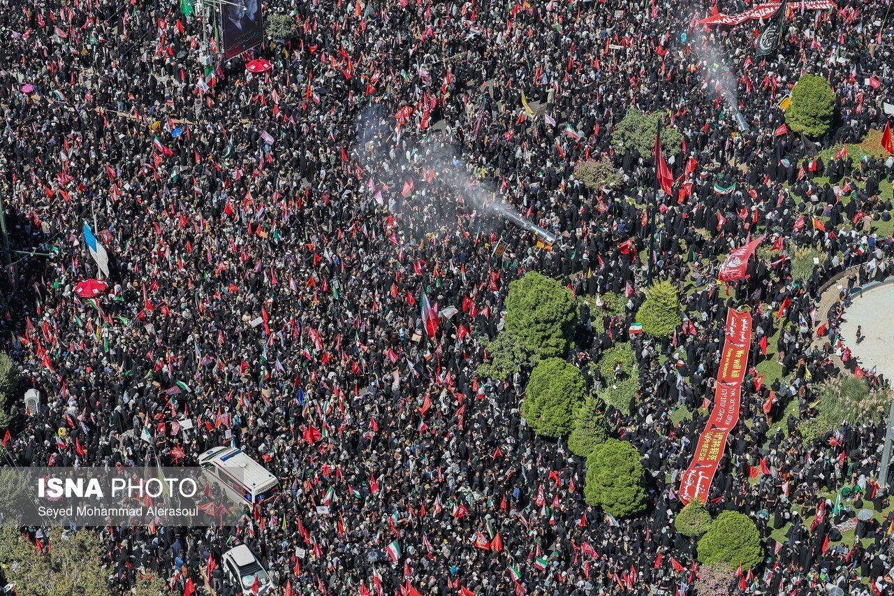 کاروان حامل پیکر رهبر شهید و خانواده ایشان در خیابان‌های مشهد + تصویر