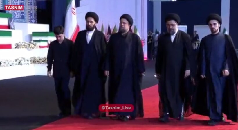 گریه نوه امام برای رهبر شهید انقلاب +عکس گریه نوه امام برای رهبر شهید انقلاب +عکس